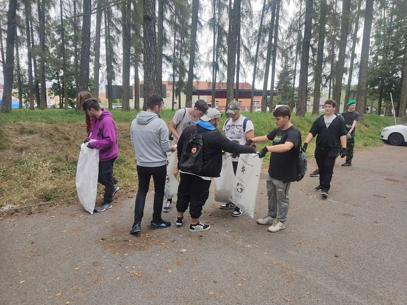 Střední škola designu a řemesel Kladno při akci Ukliďme svět.