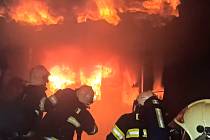 Během cvičení hasiči využívali flashover kontejner neboli ohňový trenažér: zařízení, které simuluje reálné podmínky požáru.