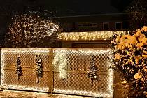 Sousedé ze tří ulic okolo hvězdárny (Pálova, Na Hájích a U Hvězdárny) si čekání na Vánoce umí užít.