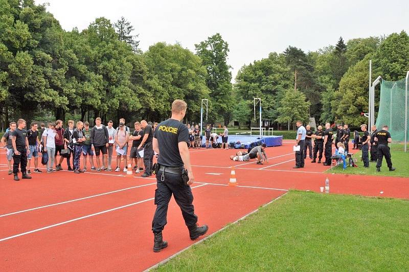 Přes bariéry s policií.