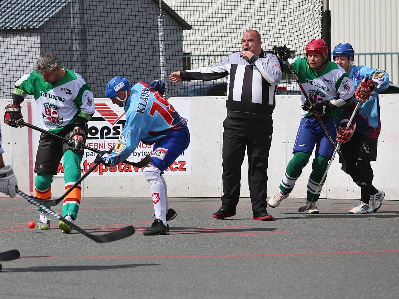 V turnaje hokejbalových veteránů MASTERS 2016 se utkaly týmy Kladna, Mostu, Jihlavy, Žiliny a Českých Budějovic.