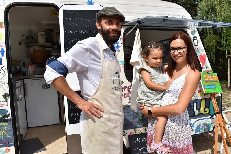 Café Poeta Cyrila Navrátila přináší do Slaného divadlo, hudbu, vrhače nožů i šachový maraton.