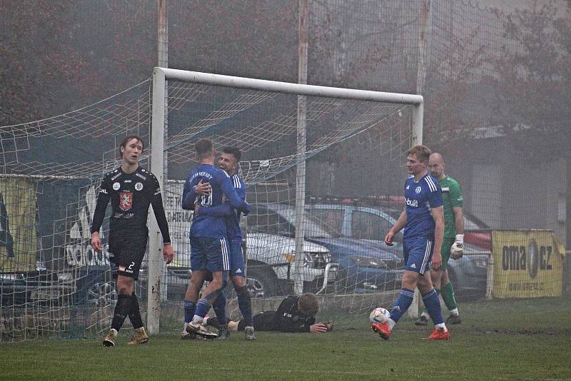 V posledním podzimním kole ČFL Velvary (v modré) porazili ve velké mlze Hradec králové B 6:0. Ladislav Vopat vstřelil 4 branky.