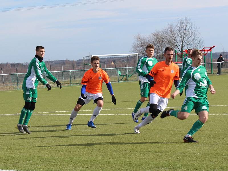 V přípravném zápase v Rynholci nečekaně vyhrálo Hořovicko (v oranžovém) nad o soutěž výš hrající Hostouní 3:0.