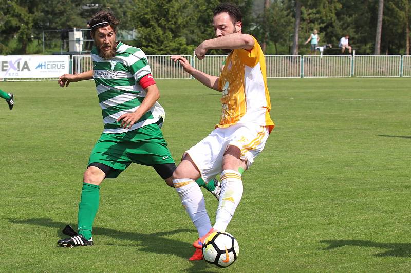 Tatran Rakovník (v zeleném) přehrál doma vedoucí Sokol Hostouň 2:1 na penalty.