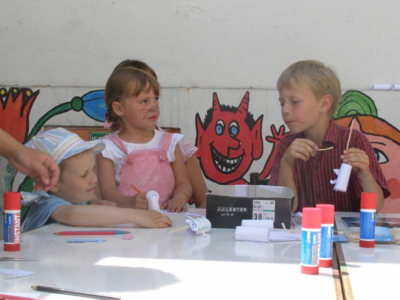 Děti v Lampionu stavěly letního sněhuláka a podívaly se na divadelní představení.