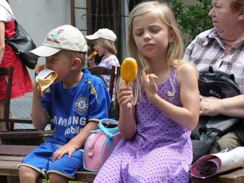 Děti v Lampionu stavěly letního sněhuláka a podívaly se na divadelní představení.