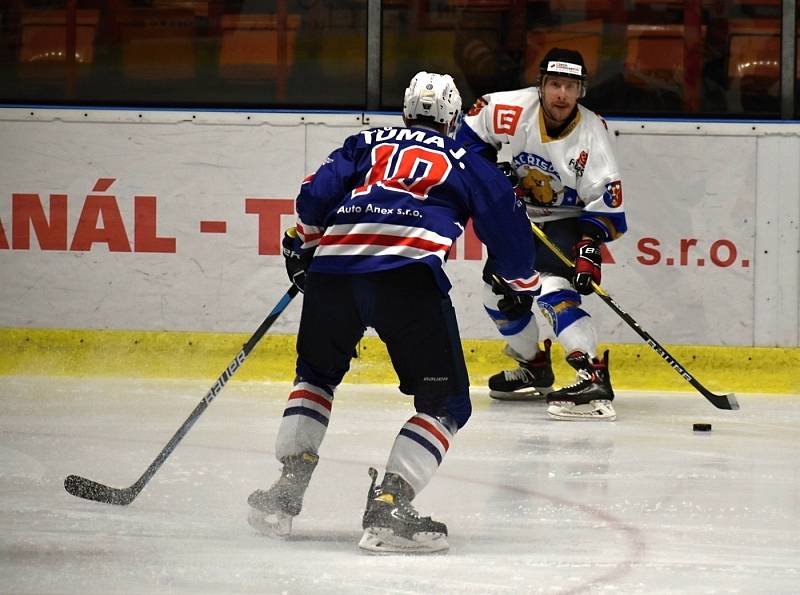 II. liga: Děčín (v modrém) porazil doma po velkém obratu Řisuty 7:4.