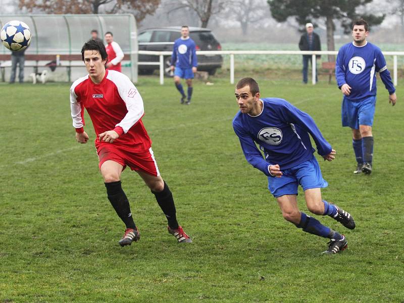 Nedělní Svatomartinské derby "béček" Lidic a Hřebče dopadlo stejně jako sobotní duel "áček". Hosté vezou body po výhře 4:1. Hráno 11.11.2012