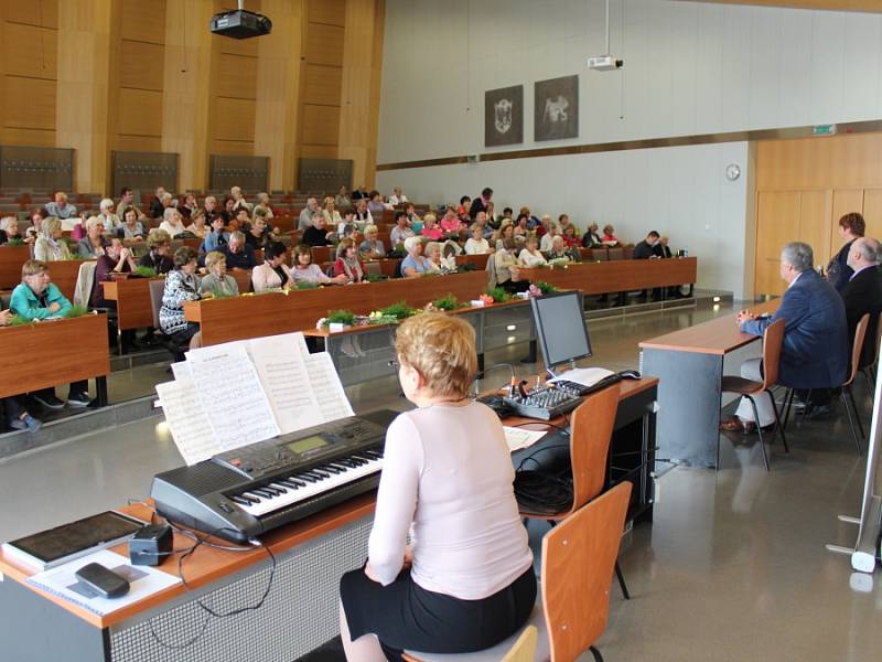 Slavnostní ceremoniál zahájení školního roku kladenské univerzity třetího věku.