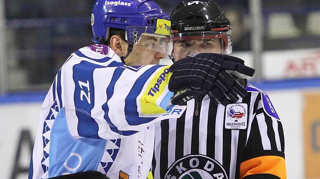 Radek Bělohlav marně diskutuje se sudím... // HC Vagnerplast Kladno - HC Třinec 4:6, O2  ELH 2010/11, hráno 21.1.2011