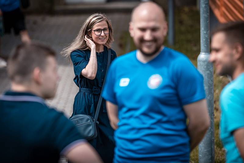 Venkovní  florbalové hřiště otevřely SAMK Kladno na ZŠ Norská. Tady je Andrea Kuthanová.