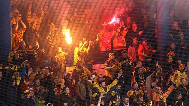 Rytíři Kladno - Dukla Jihlava , pyrotechnika v kotli fanoušků hostů je zakázána, proti ní ale nikdo nezasáhl.