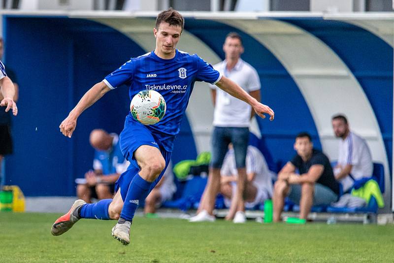 Slaný (v bílém) nečekaně porazilo v divizi Český Brod 2:0.