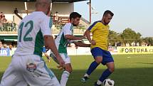 Hostouň(v bílozeleném) konečně v ČFL vyhrála, v derby přehrála SK Rakovník 4:0.