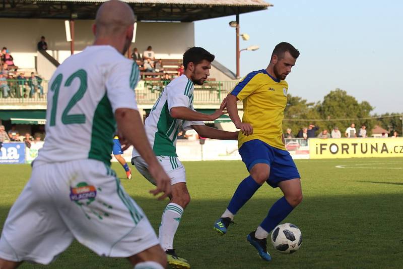 Hostouň(v bílozeleném) konečně v ČFL vyhrála, v derby přehrála SK Rakovník 4:0.