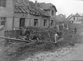 Bombardování kladenského železničního uzlu dne 17. dubna 1945 poškodilo kromě nádraží i několik domů na Výhybce. 