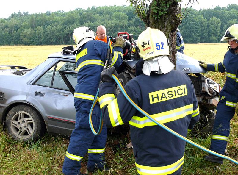 Mezi Horním Bezděkovem a Unhoští narazilo auto do stromu.