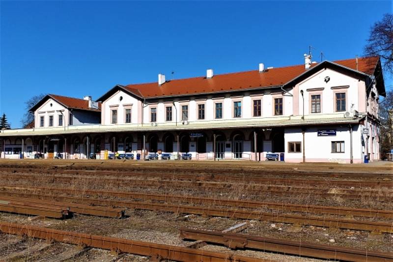 Současná podoba hlavního nádraží v Kladně. Pohled na výpravní budovu.