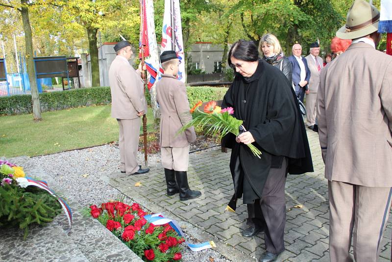 Mnoho lidí se přišlo na kladenské Sletiště poklonit památce umučených sokolů. Foto: Jan Brabec