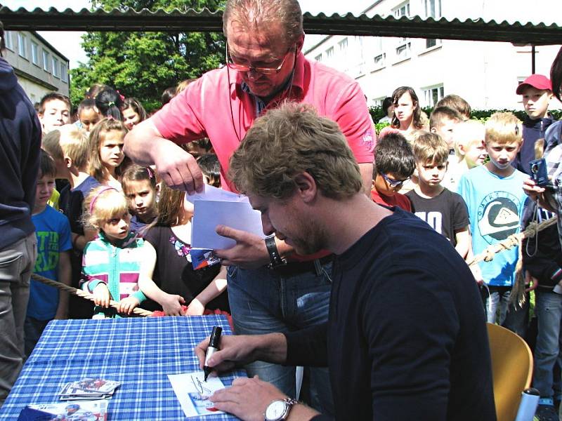 Jakub Voráček navštívil svou bývalou školu, 12. ZŠ v Rozdělově. 