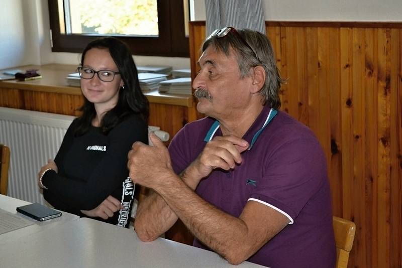 Voliče v Tuchlovicích a v Kačici zvěčnila tradičně fotografka Kladenského deníku Jana Jirásková. Nechybí ani letošní prvovolič z Kačice, student Karel Kučera.