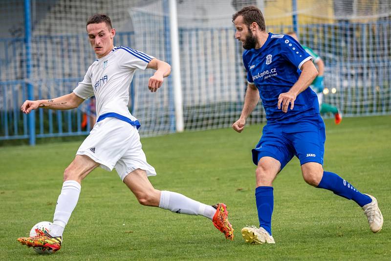 Slaný (v bílém) nečekaně porazilo v divizi Český Brod 2:0.