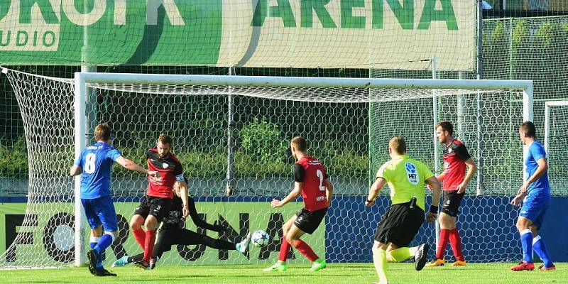 Králův Dvůr (v modrém) podlehl doma v MOL Cupu Táborsku 1:2. 