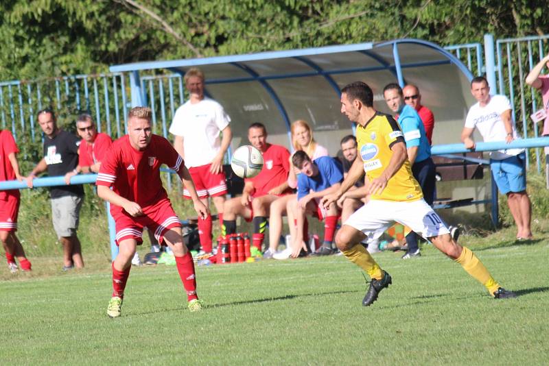 Nováček krajského přeboru Libušín (v červeném) v prvním kole nečekaně doma přehrál obhájce prvenství Poříčí 3:2 na penalty.