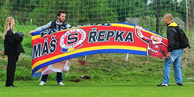 Fanoušci Sparty přivezli Tomáši Řepkovi transparent. 