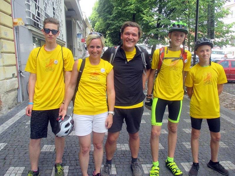 Již podeváté projíždí peloton cyklistické akce Na kole dětem, která pomůže onkologicky nemocných dětí, naší republikou.