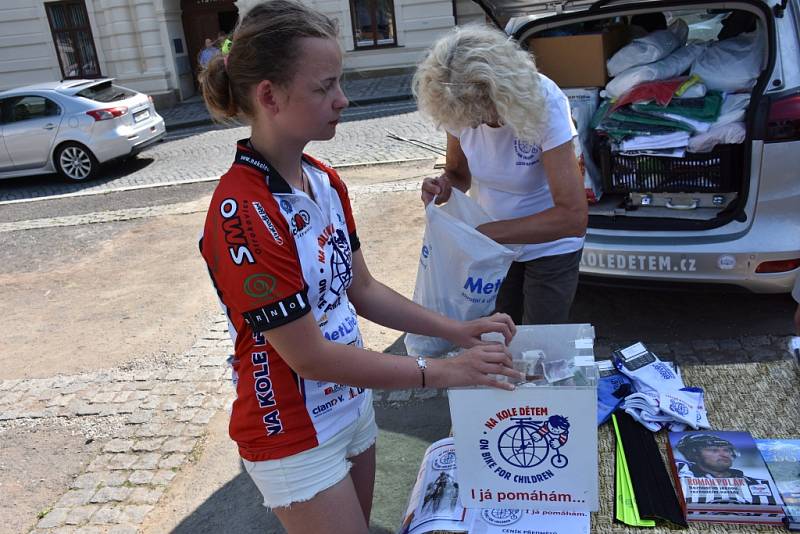 Již podeváté projíždí peloton cyklistické akce Na kole dětem, která pomůže onkologicky nemocných dětí, naší republikou.