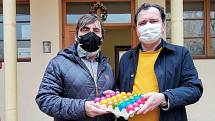 Velikonoční vajíčka pro obyvatele dětského domova v Ledcích.