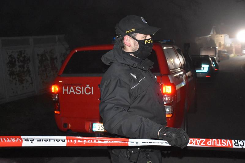 Policejní zásah v obci Líský po nálezu tří mrtvých těl.