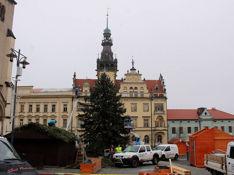 Instalace výzdoby na kladenském náměstí Starosty Pavla.