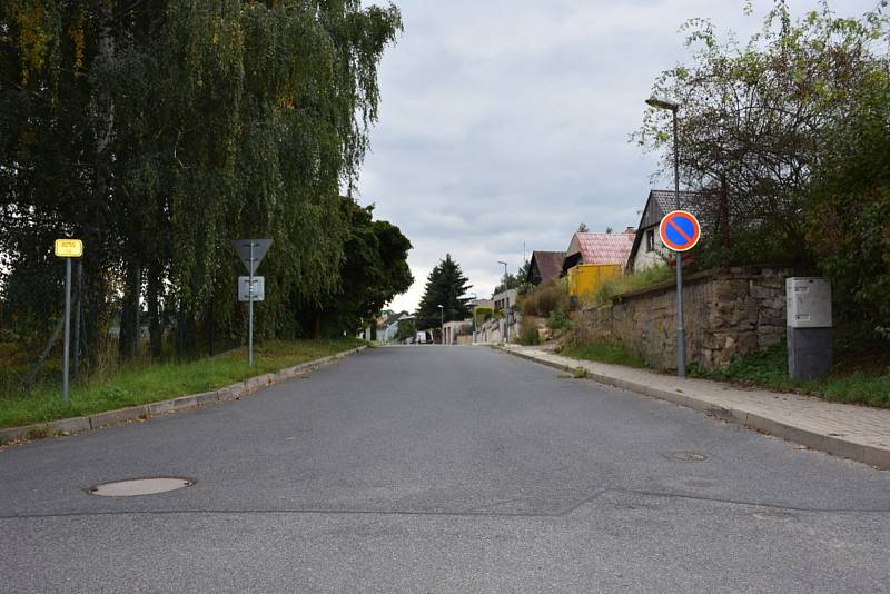 Ulice Na Chmelnici ve Slaném, kde se vážně zranil cyklista bez ochranné přilby.