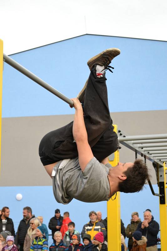 Ze slavnostního otevření parkourového a workoutového hřiště.