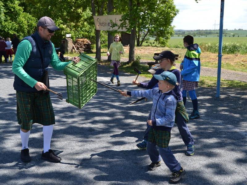 Vašírovští se oblékli do skotských kiltů a užili si zábavné odpoledne.