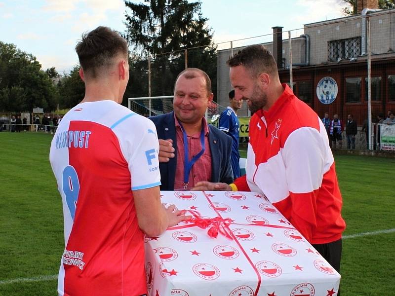 Fotbalová bomba tikala ve Velvarech, domácí ji ale neodpálili úplně a Slavia zápas o postup do osmifinále MOL Cupu zachránila. Vyhrála 4:2. Slavia předala velvarskému šéfovi Vedralo sekačku