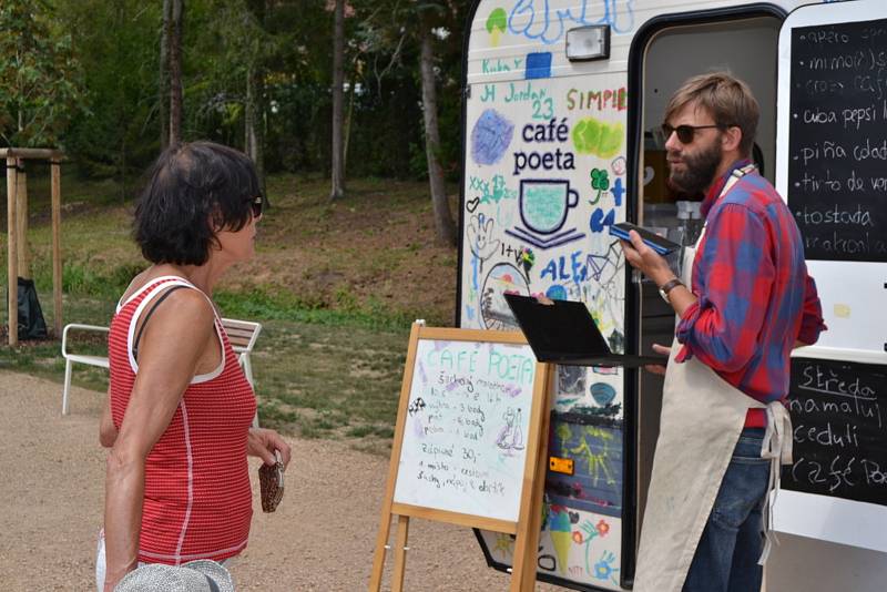 Café Poeta Cyrila Navrátila přináší do Slaného divadlo, hudbu, vrhače nožů i šachový maraton.