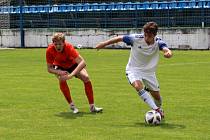 Fotbalisté SK Kladno (v bílém) zdolali doma v divizi Louny 1:0. Útočí Dan Dostál