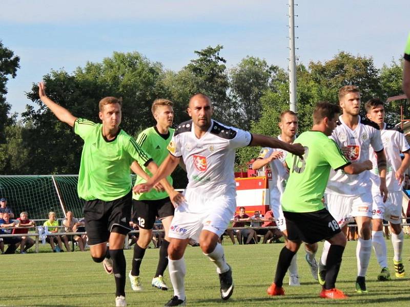 Velvary (v zeleném) prohrály v MOL Cupu s Hradcem Králové 0:1. V bílém bijec Žondra.