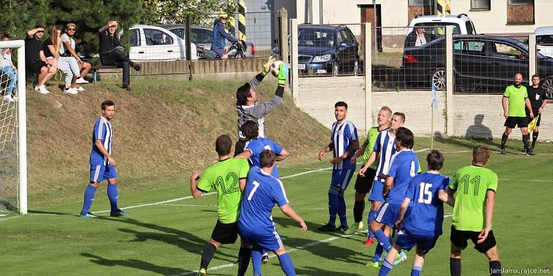 Dynamo Nelahozeves porazilo Čechii Velká Dobrá (v pruhovaném) jasně 4:0