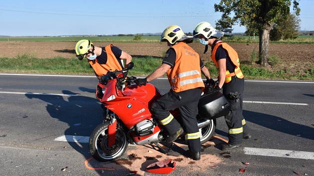 Nehoda motorky s autem ve Zlonicích.