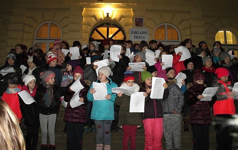 Akce Deníku - Česko zpívá koledy tradičně před Základní školou Velvary.