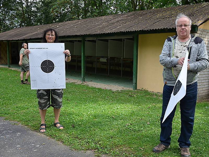 Druhý ročník soutěže střelby z pistole ve Zvoleněvsi na počest válečného veterána Ludvíka Darovce.