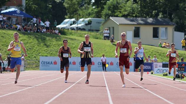 Ve finále závodu na 400 metrů porazil Matěj Krsek (ve žlutém dresu) celou českou špičku. Vpravo finišoval stříbrný Patrik Šorm, třetí Pavel Maslák dobíhal mimo záběr.