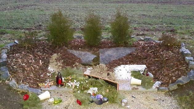 Neznámý člověk pomník u Drnku ve středu 10. února záměrně zničil. Pozůstalí tří mladých lidí jsou otřeseni.