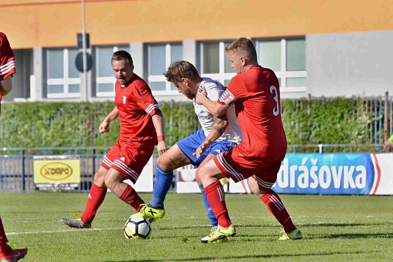 Slaný (v bílém) přehrálo 1:0 Libušín a poslalo ho o soutěž níž.