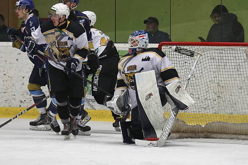 Kladno (v modrém) srolovalo před novým rokem Kadaň na jejím ledě 7:1.